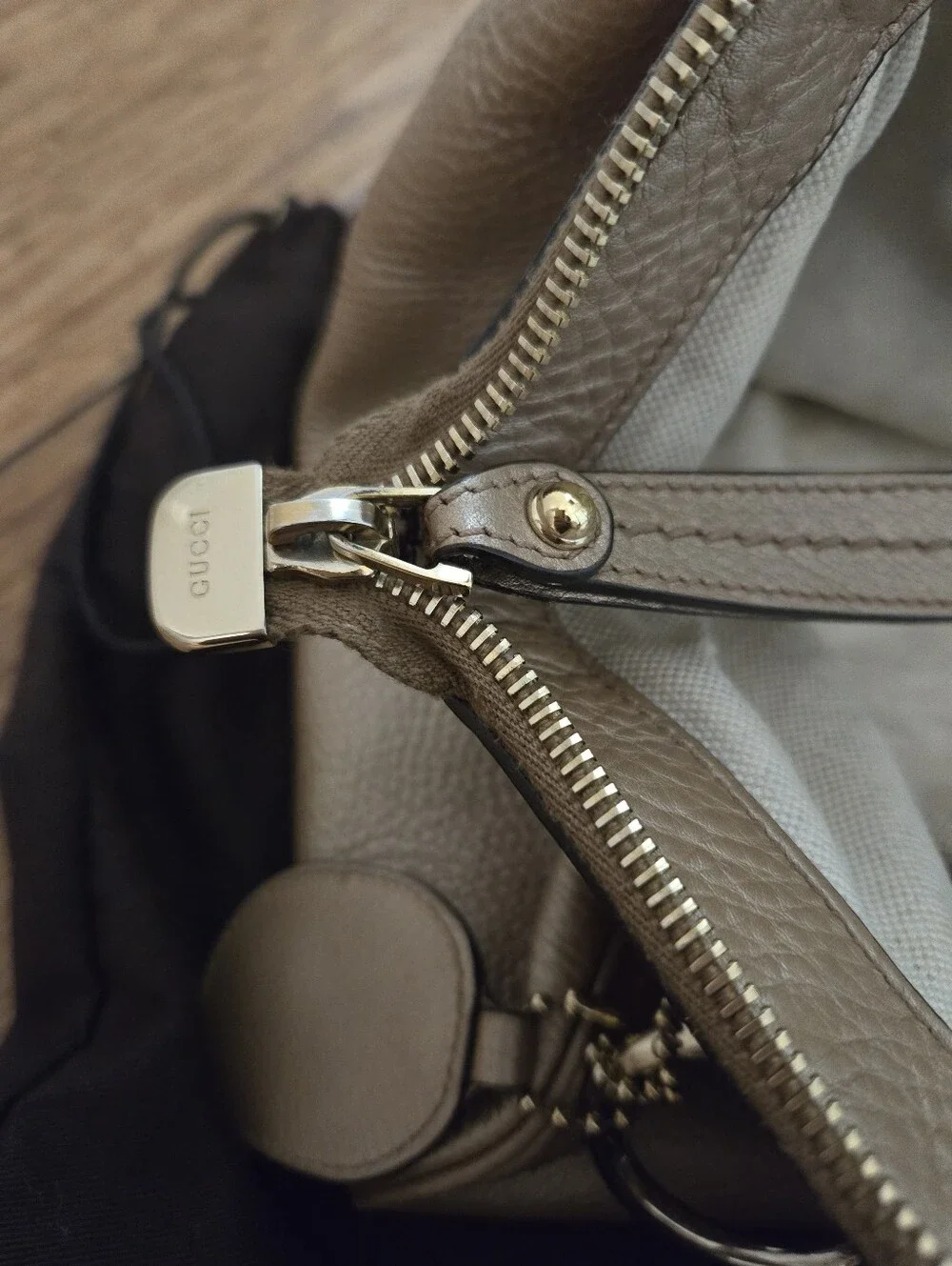 Gucci Authentic Large Sukey Tote In Taupe Pebbled Leather